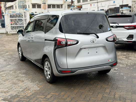 Toyota sienta image 5