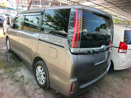 Toyota Noah hybrid grey image 7