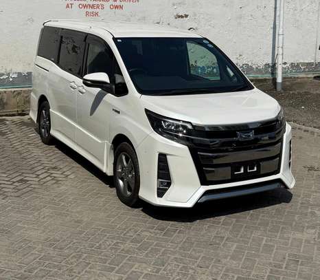 White Minivan with Modern Grille & Roomy Interior  2019 image 3