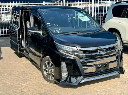Toyota Noah wxb image 3
