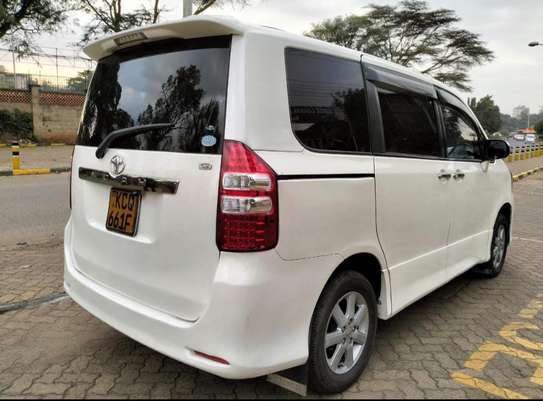 Toyota Noah KCQ image 3