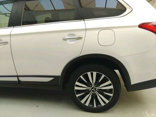Mitsubishi outlander image 3