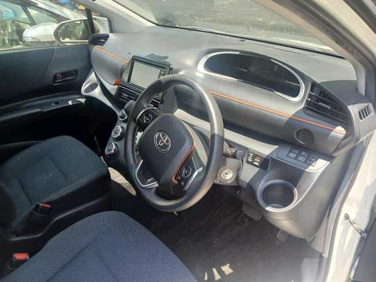 Toyota Sienta non hybrid image 3
