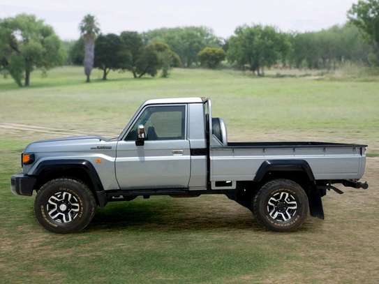 Toyota land cruiser pick up image 6