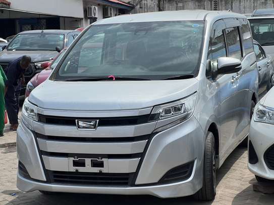 TOYOTA NOAH image 7