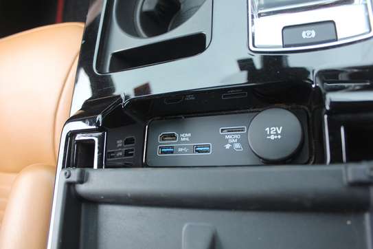Landrover Discovery 5 7 Seater 2018 75,000 Kms image 7