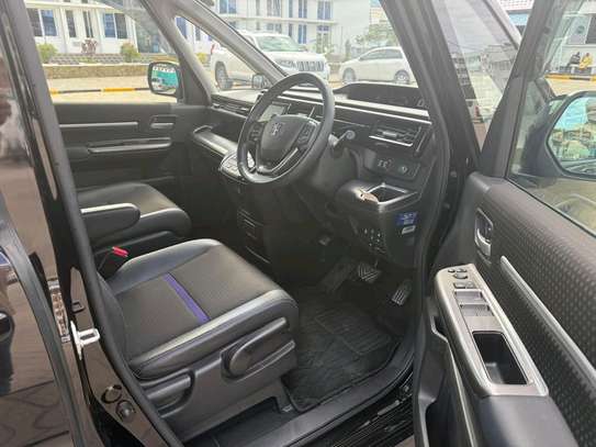 Honda stepwagon spada image 4