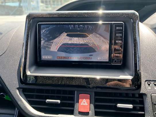 Toyota NOAH 2019 White 7-Seater Petrol Van image 7