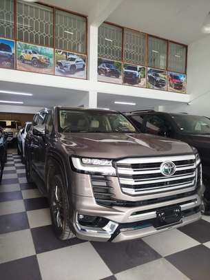 Land Cruiser LC300 image 3