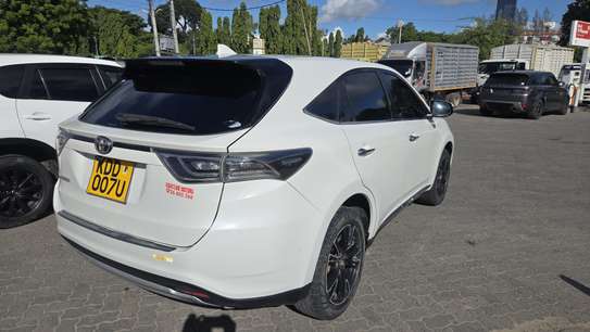 Toyota Harrier image 4