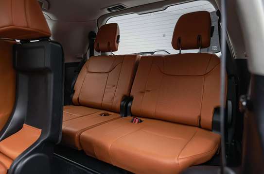 Lexus LX 570 Black Full-Size Luxury SUV image 4