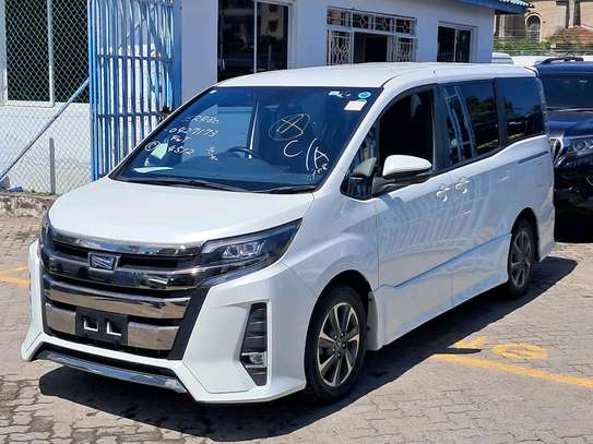 Toyota NOAH 2019 White 7-Seater Petrol Van image 5
