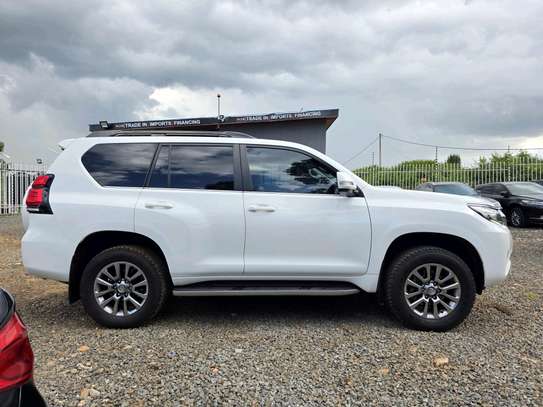 Toyota Land Cruiser Prado VXL 2018 model white color fully . image 4