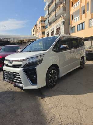 Toyota voxy image 2
