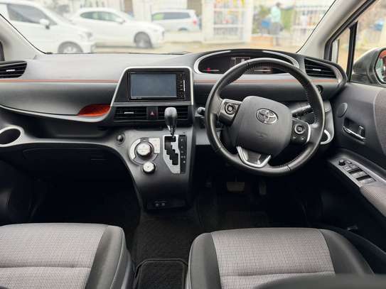 Toyota sienta image 4