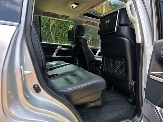 2019 Toyota land cruiser Sahara image 9
