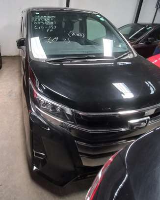 Toyota noah image 3