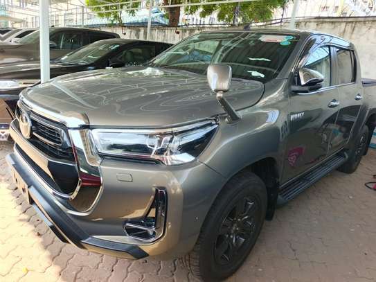 Toyota Hilux Double cabin image 2