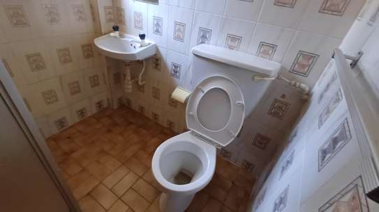 Serviced 1 Bed Apartment with En Suite at 1St Avenue image 10