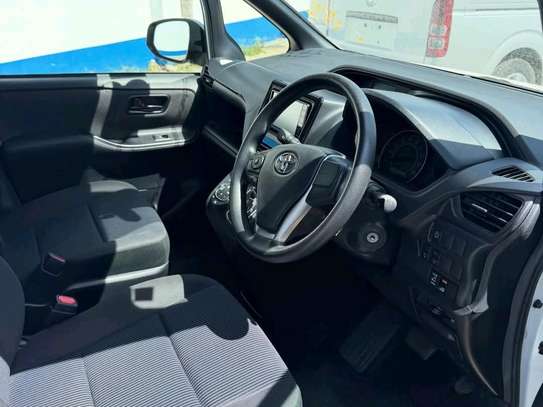Toyota Noah 2018 image 5