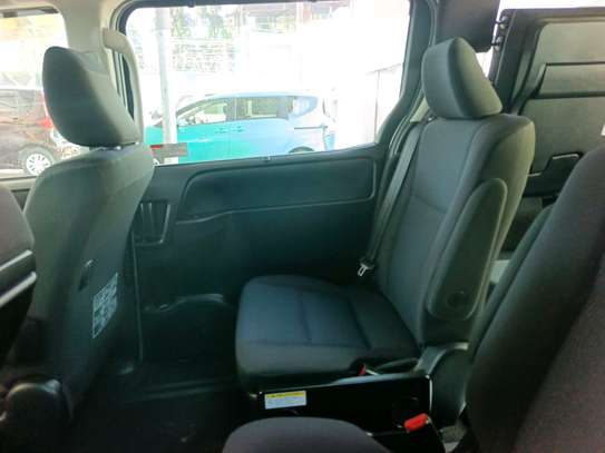 Toyota Noah hybrid image 9