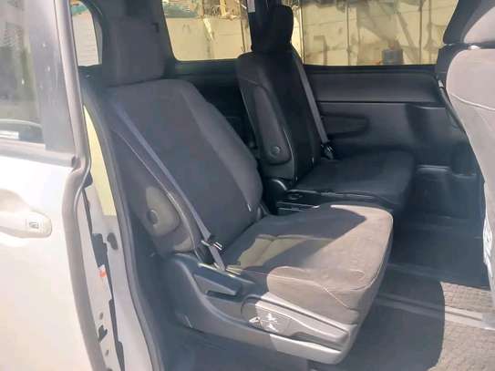 Toyota Noah WEB hybrid image 2