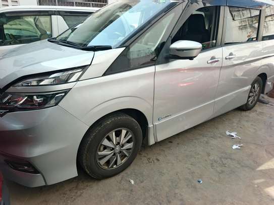 Nissan Serena empower image 11