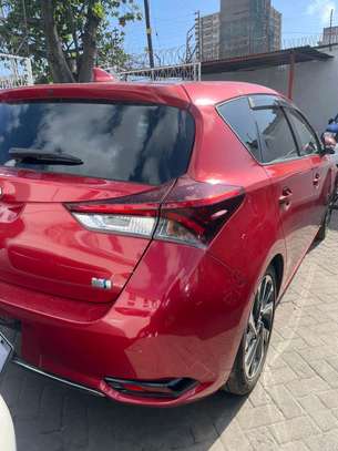 Toyota auris hybrid image 3