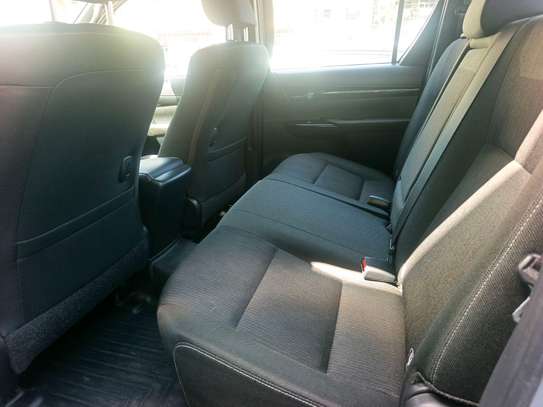 Toyota hilux double cabin image 8