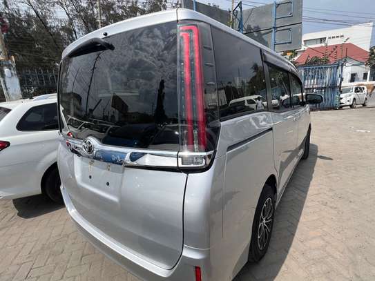 TOYOTA NOAH image 3
