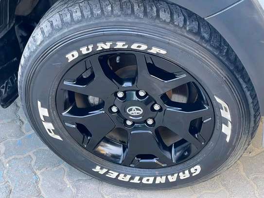 Toyota Hilux Double Cabin silver 2019 image 7