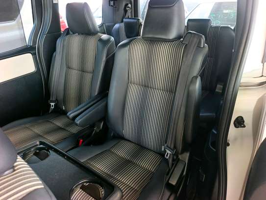 Toyota Noah wxb image 7