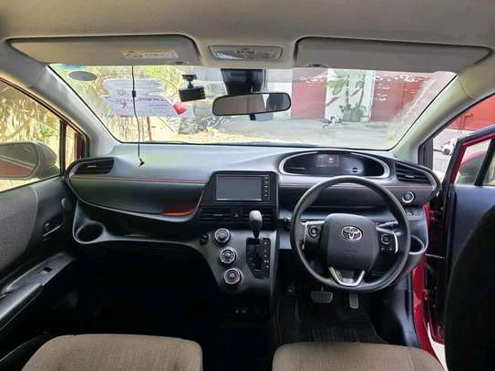 Toyota Sienta redwine image 4