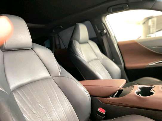 TOYOTA HARRIER NEW SHAPE 2020MODEL MOONROOF image 3