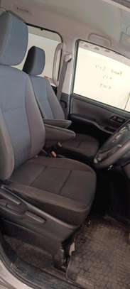 Toyota Noah hybrid Gold 2018 image 11
