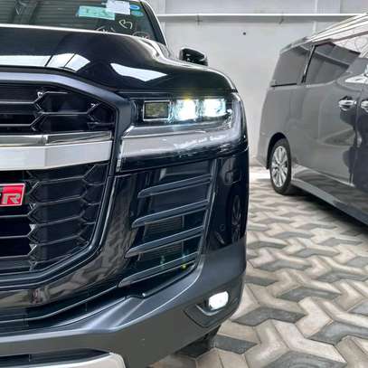 Toyota land cruiser LC300 GR Zx 2023 image 4