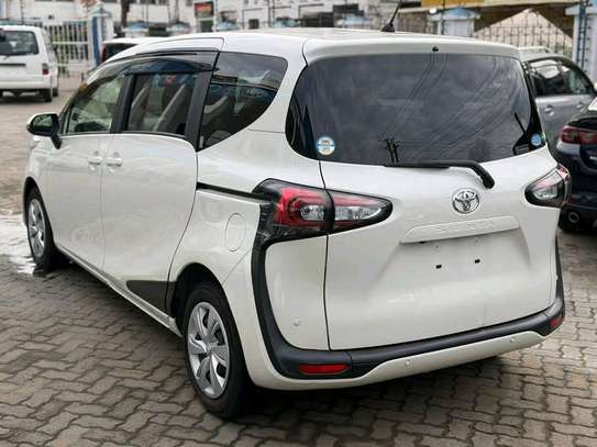 Toyota sienta image 7