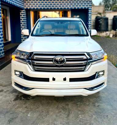 Toyota Land cruiser 4.6 V8 ZX 2017 model white fully loaded image 7