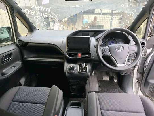 Toyota Noah hybrid image 2