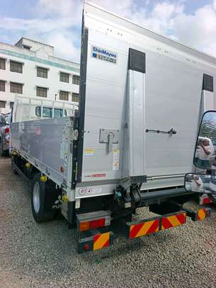 Mitsubishi canter image 2