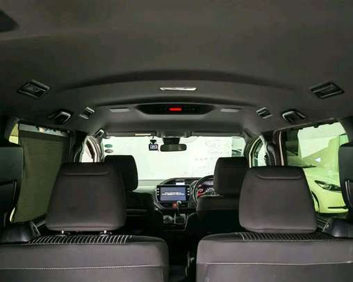 Toyota voxy image 4