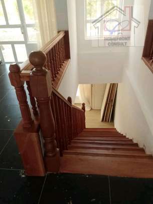 Elegant 5bedroomed residence,all en-suite ¼acre image 4