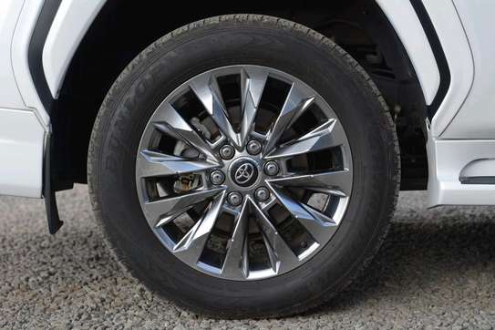 Toyota Land cruiser prado VXL white color 2018 image 6