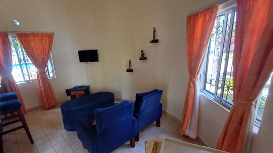Serviced 1 Bed Apartment with En Suite at 1St Avenue image 4