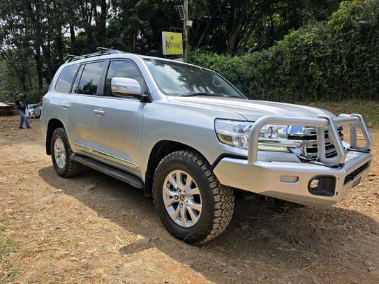 2019 Toyota land cruiser Sahara image 3