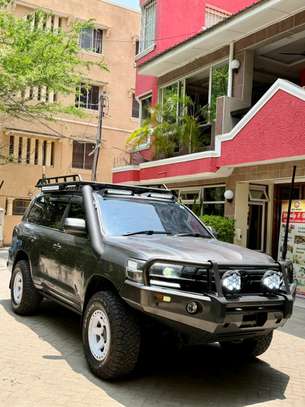 Toyota land Cruiser Sahara SUV 2018 4x4 image 2