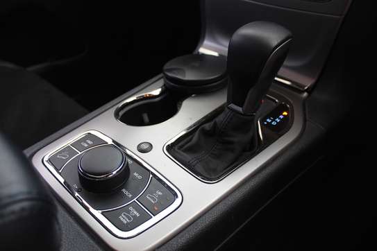 Jeep Grand Cherokee Black Leather Sunroof 2019 75,000 Kms image 3
