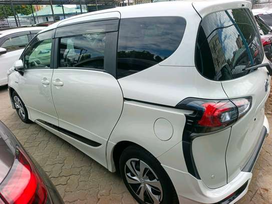 Toyota Sienta hybrid image 5