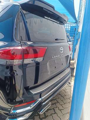 Toyota land Cruiser ZX petrol 2023 image 12