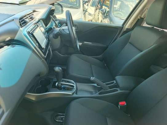 Honda Grace nom hybrid image 6